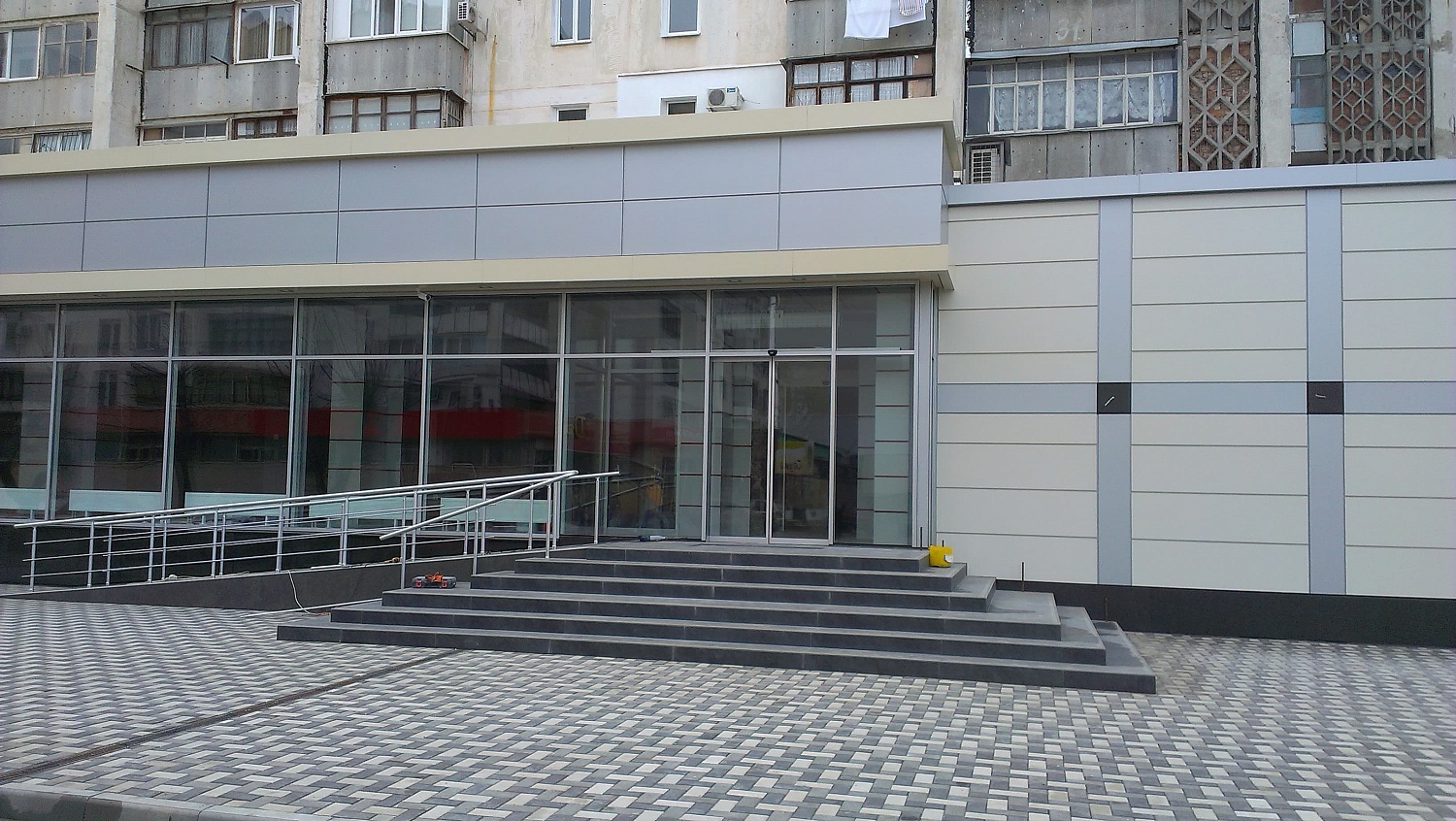 Заказать установку автоматических дверей в Кореновске. Монтаж выполняется командой профессионалов с опытом работы более 9 лет. 