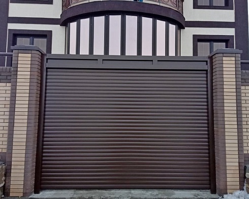 Роллетные ворота Алютех серии Prestige со сплошным алюминиевым профилем роликовой прокатки AG/77 с доставкой в Кореновске 
